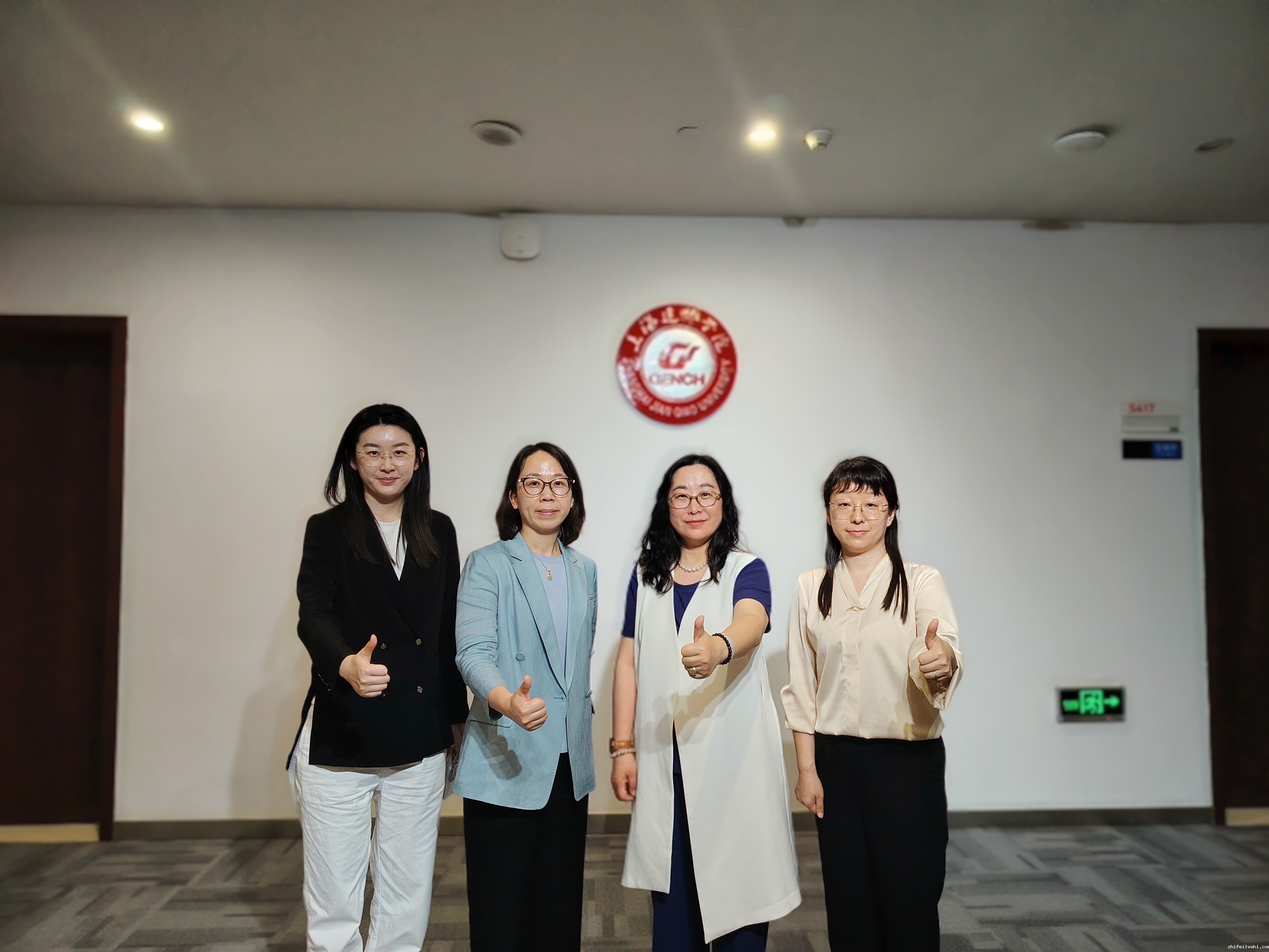 1747811995197711.jpg 与上海建桥学院对外交流办公室主任梁月泉合影(1).jpg