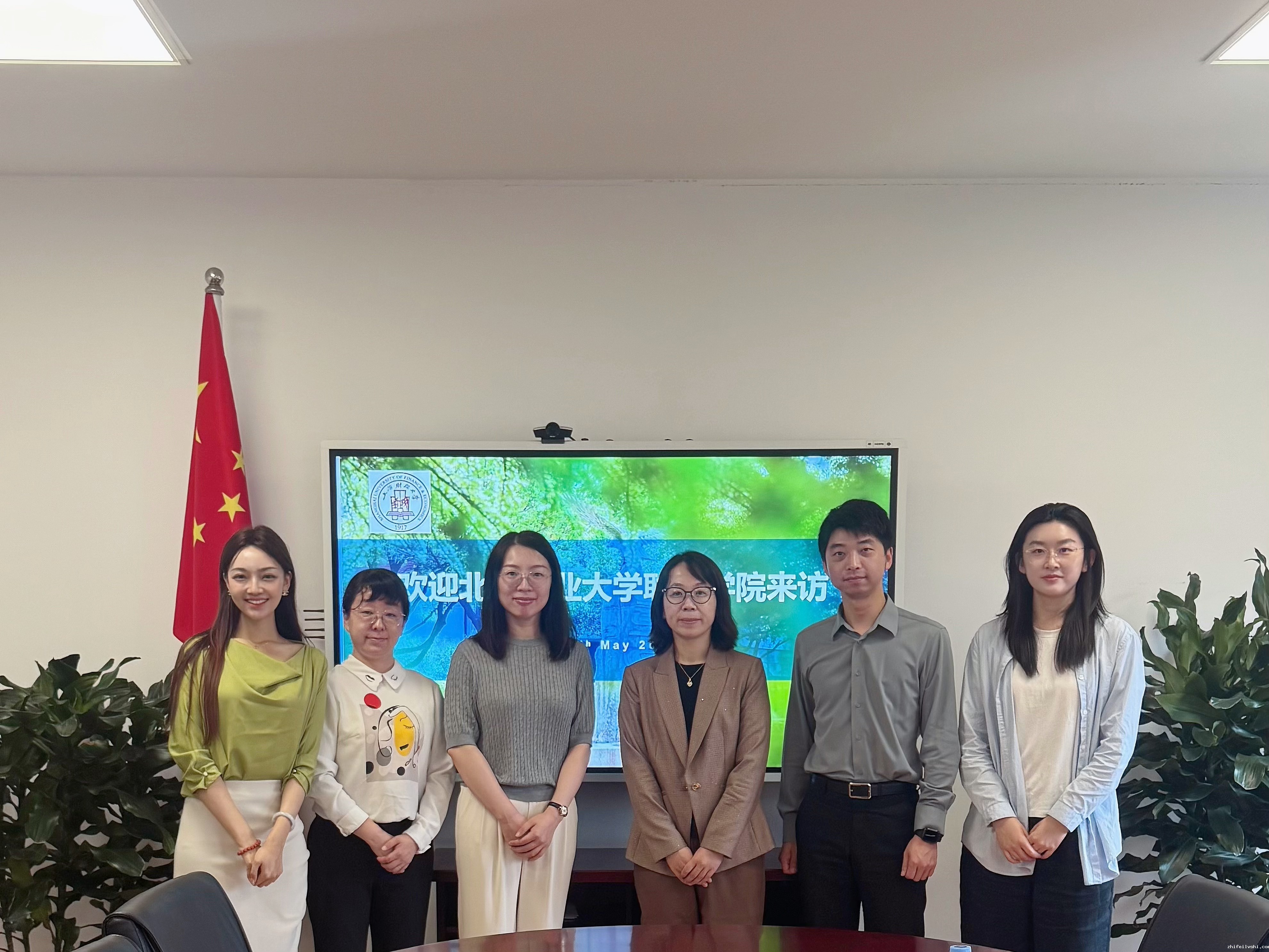 1747812193793236.jpg 与上海财经大学国际教育学院代表合影(1).jpg