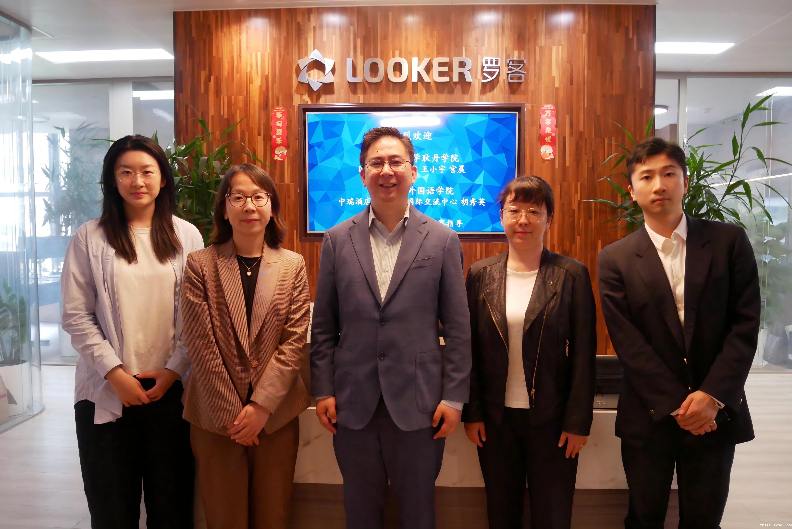 1747812282433924.jpg 与罗客教育集团董事长仓之毅合影(1).jpg